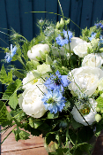 MARSEILLE - Bouquet de fleurs bleu et pivoines blanches