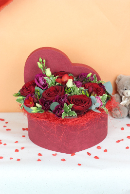 SAINT-VALENTIN - Cœur de roses rouges, freesia, eucalyptus