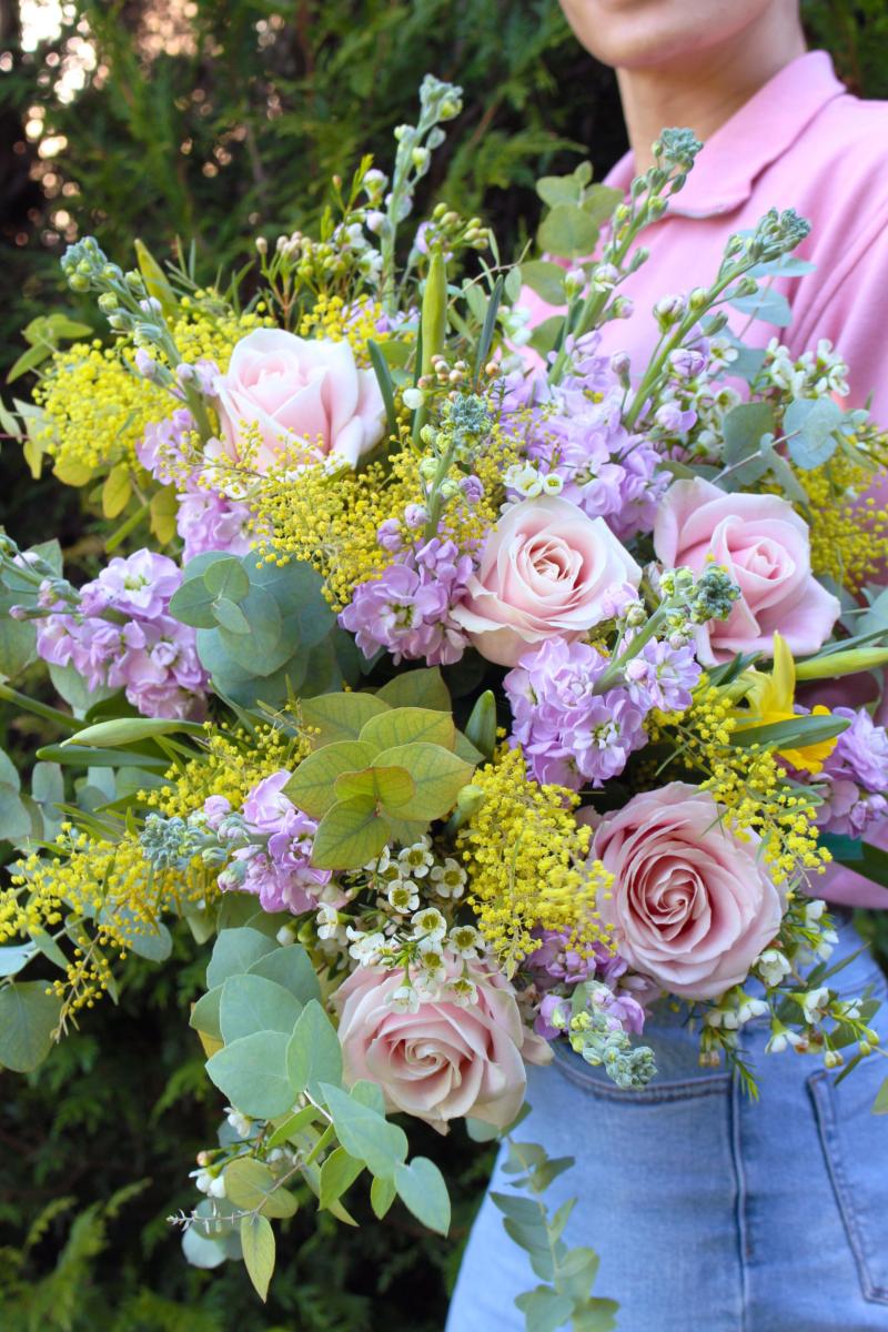 Bouquet de Fleurs Jaune et Violet, Chelsea - La Fontaine Fleurie