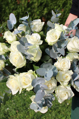 VERSAILLES - Bouquet de roses blanches