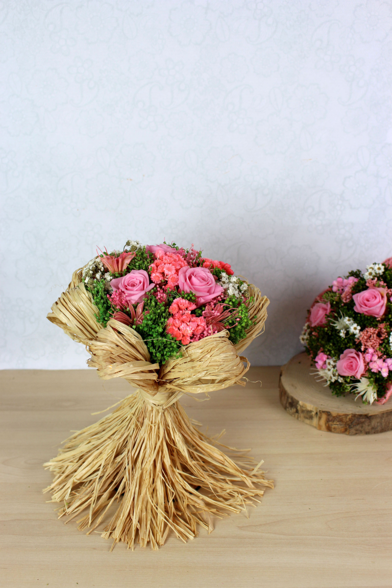 Bouquet de Roses éternelles et Fleurs séchées spécial Saint-Valentin - La  Fontaine Fleurie