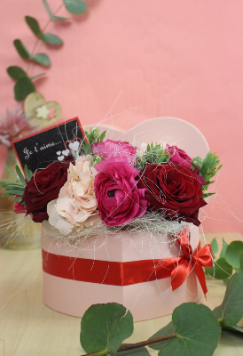 SAINT-VALENTIN - Cœur de roses rouges, renoncules, hortensias