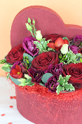 SAINT-VALENTIN - Cœur de roses rouges, freesia, eucalyptus