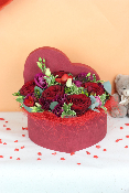 SAINT-VALENTIN - Cœur de roses rouges, freesia, eucalyptus