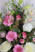 COMPOSITION DE GERBERAS ET FLEURS BLANCHES