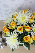 Fleurs artificielles pour cimetière - Coupe de roses et chrysanthèmes