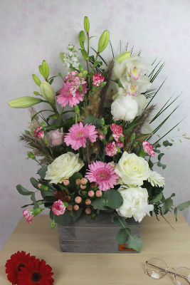 COMPOSITION DE GERBERAS ET FLEURS BLANCHES