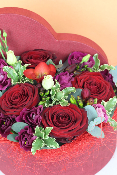 SAINT-VALENTIN - Cœur de roses rouges, freesia, eucalyptus